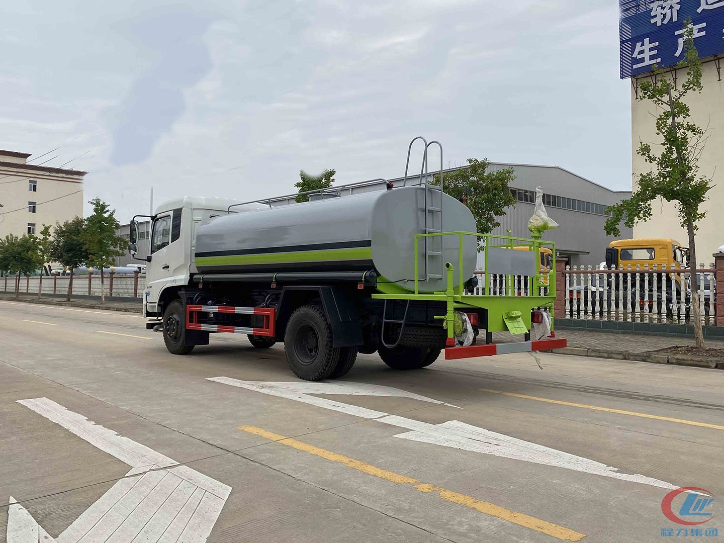 國(guó)六12方東風(fēng)專底D3V灑水車(chē)