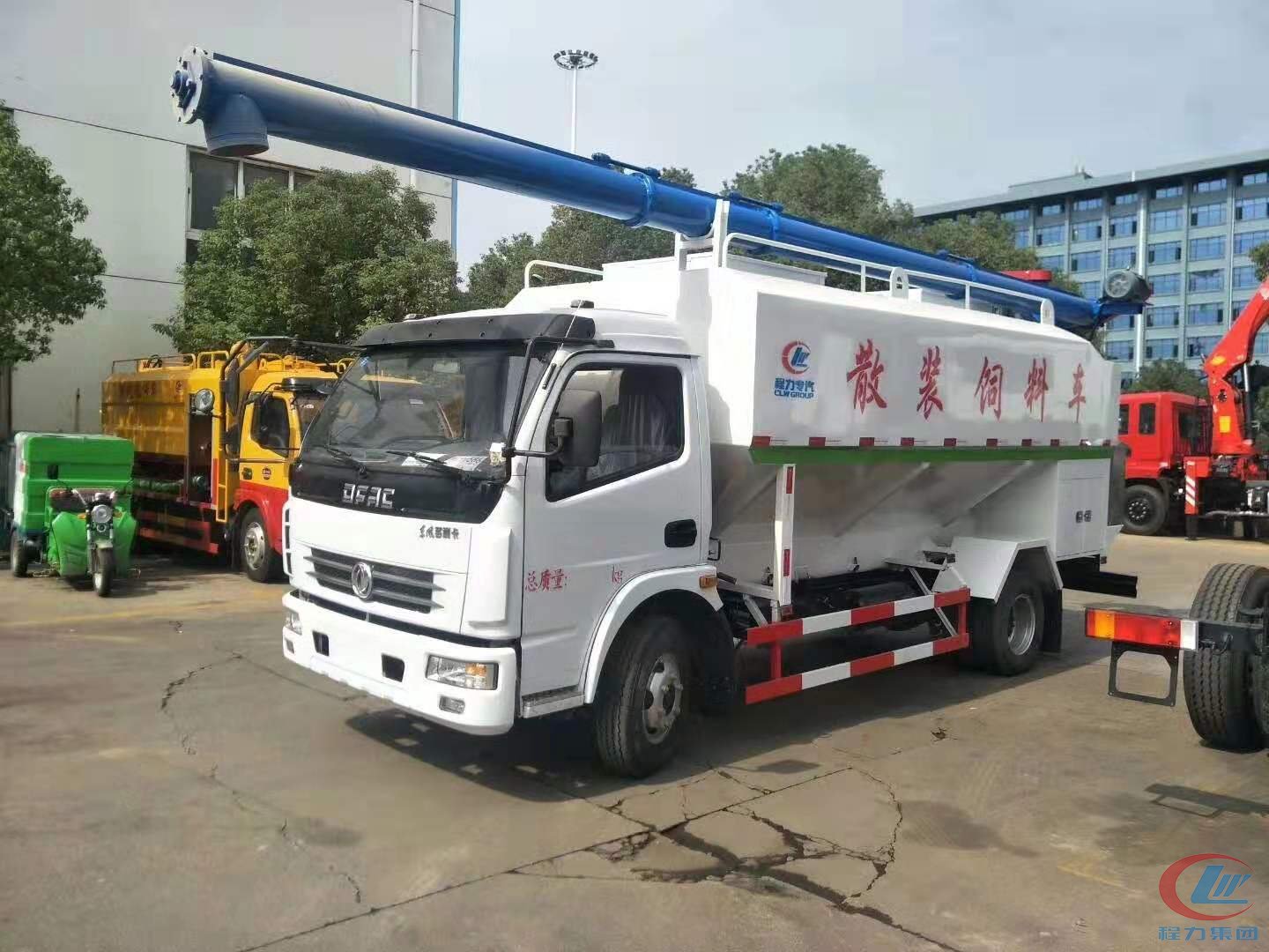 程力東風(fēng)多利卡散裝飼料運輸車高清圖